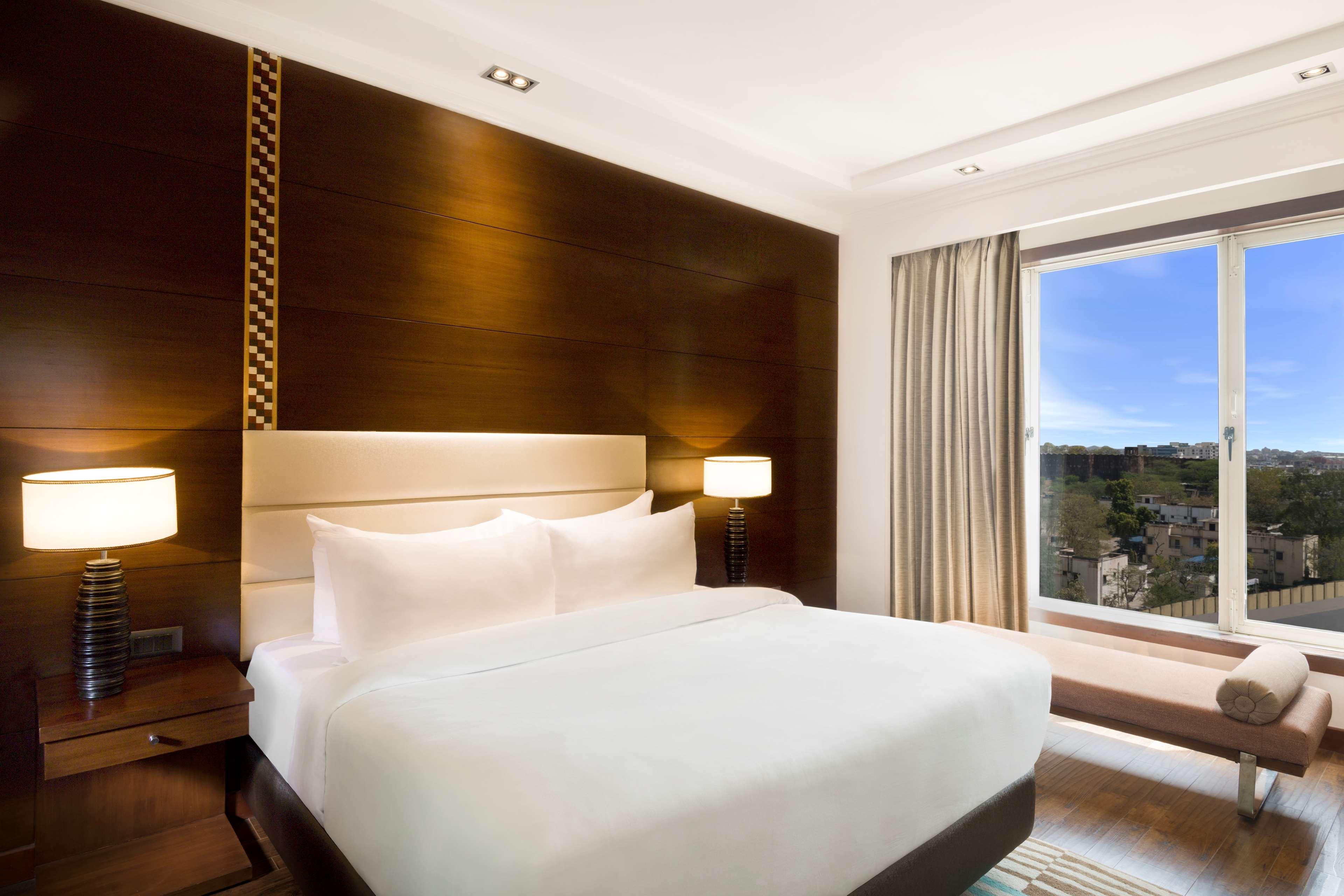 Radisson Jaipur City Center Εξωτερικό φωτογραφία A bedroom at the hotel