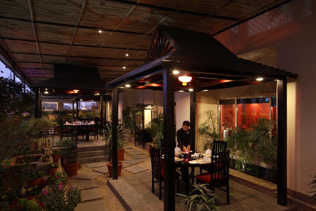 Radisson Jaipur City Center Εξωτερικό φωτογραφία The interior of a restaurant in Islamabad, Pakistan