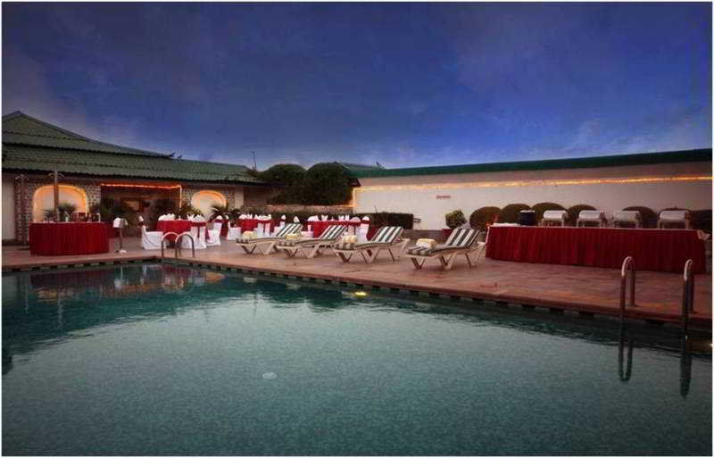 Radisson Jaipur City Center Εξωτερικό φωτογραφία The pool at the Taj Bengal
